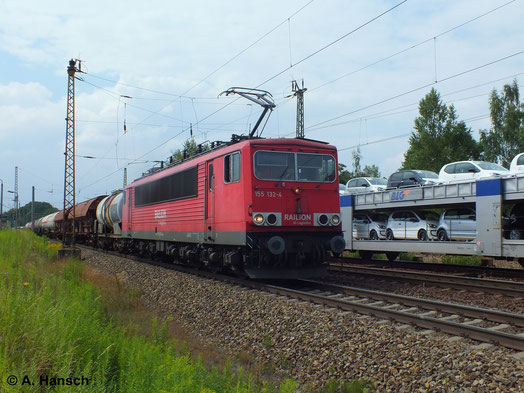 Regen Güterverkehr gibt es in Leipzig-Thekla täglich. Auch am 16. Juli 2014 ist das nicht anders, als 155 132-4 mit ihrem Mischer einen Autozug kreuzt