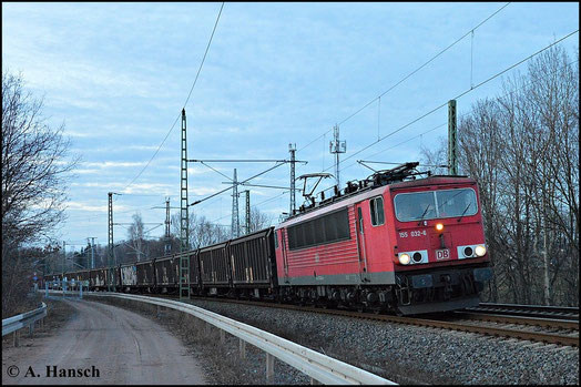 Im letzten Licht des 8. März 2015 fährt 155 032-6 auf Chemnitz Hbf. zu. Gleich wird sie das AW Chemnitz passieren