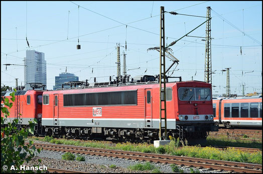 155 230-6 (MEG 707) hat am 10. Oktober 2015 drei MEG 143er am Haken. Als Lokzug ist die Fuhre in Leipzig Hbf. abgestellt