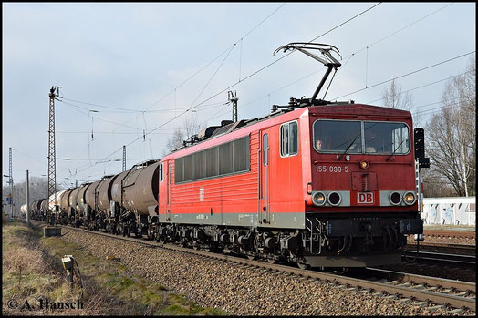 Fast 2 Jahre später, am 18. Februar 2015 kommt die Maschine mit den moderneren Rechteckpuffern daher. Hier zieht sie einen Kesselwagenzug durch Leipzig-Thekla