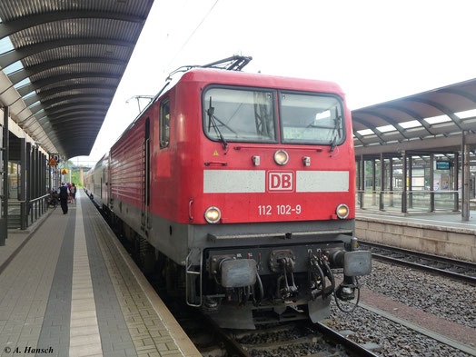 Die Loks der BR 112.1 unterscheiden sich äußerlich hauptsächlich durch die kleinen Frontlichter von ihren Schwestern der BR 112.0, 114 und 143. 112 102-9 ist hier am 6. August 2011 mit RE5 nach Rostock in Luth. Wittenberg Hbf. zu sehen