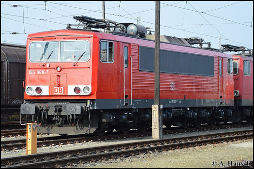 Die blitzsaubere 155 060-7 sonnt sich am Morgen des 26. April 2015 vor zwei Schwestermaschinen in Cottbus Hbf.