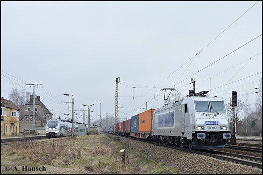 Die BR 386 kann man optisch schnell mit einer BR 185 verwechseln. Tatsächlich verbirgt sich hinter der BR jedoch die neueste Mehrsystemlok (Baujahr 2014). 386 010-3 zieht am 18. Februar 2015 einen Containerzug durch Leipzig-Thekla