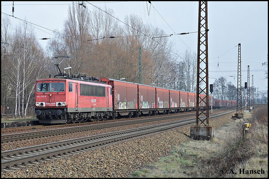 Einen stattlichen Güterzug zieht 155 035-9 am 18. Februar 2014 durch Leipzig-Thekla