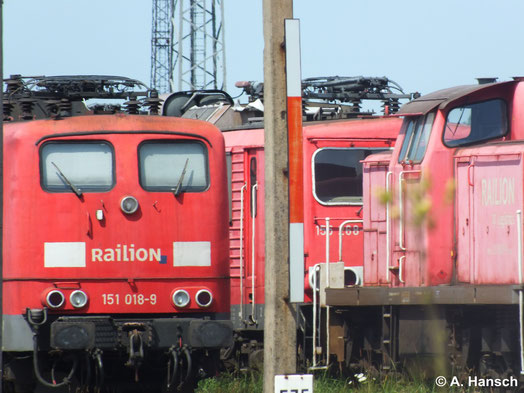 Durch eine Lücke zwischen anderen Lokomotiven konnte am 22. Juli 2014 auch ein Bild der z-gestellten 155 268-6 in Rostock Seehafen gemacht werden