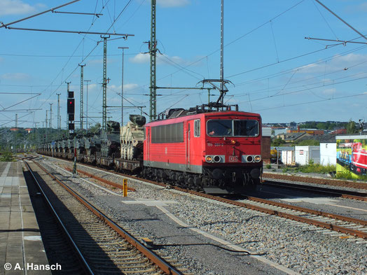 Militärzüge stellen immer ein beeindruckendes Bild dar. Einen solchen Zug hat 155 091-2 am 23. Juni 2014 am Haken. Hier bremst der Zug langsam in Chemnitz Hbf. an