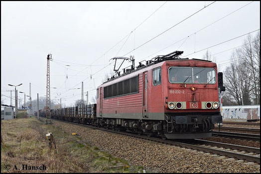 155 232-2 durchfährt am grauen 18. Februar 2015 den kleinen Bahnhof Leipzig-Thekla. Wegen der hohen Zugdichte ist es ein beliebter Fotopunkt