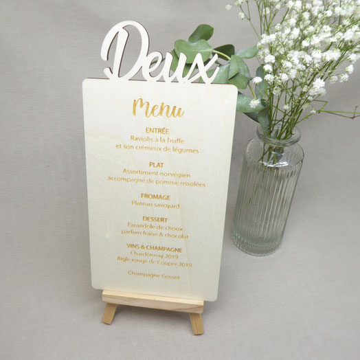 Numéro de table et menu en bois clair découpé et gravé pour la table de mariage