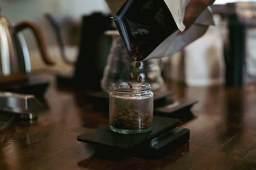 Abwiegen von Kaffee mit einer Acaia Lunar Waage und Kaffee vom Wiener Rösthaus