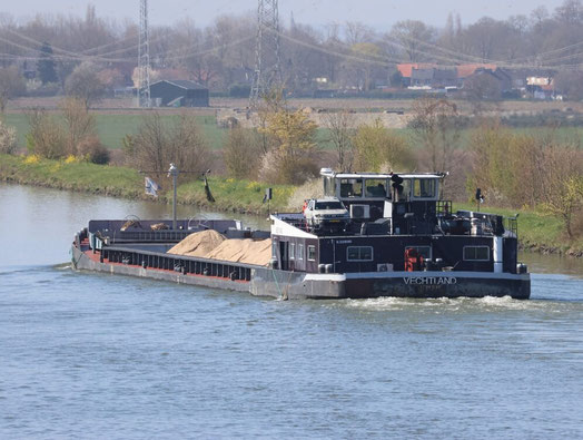 Motorvrachtschip Vechtland op jet Julianakanaal bij Echt foto2