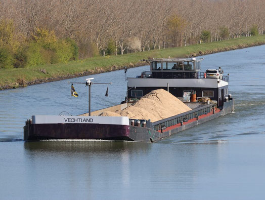 Motorvrachtschip Vechtland op jet Julianakanaal bij Echt 1