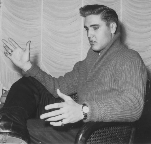 Elvis wird im Hotel Grunewald interviewt und bittet die Fotojounalistin: "Baby, watch the beer bottles, please!" (Die Bierflaschen ihrer Journalisten-Kollegen sollten bitte nicht mit ins Bild.) Sammlung ONLINE-MUSEUM BAD NAUHEIM, Foto: Boelke, Bad Nauheim