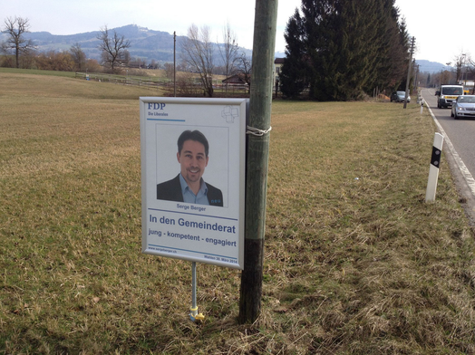 Unter welchen Bedingen dürfen in Bubikon politische Plakate aufgehängt werden? (Bild: buebikernews)