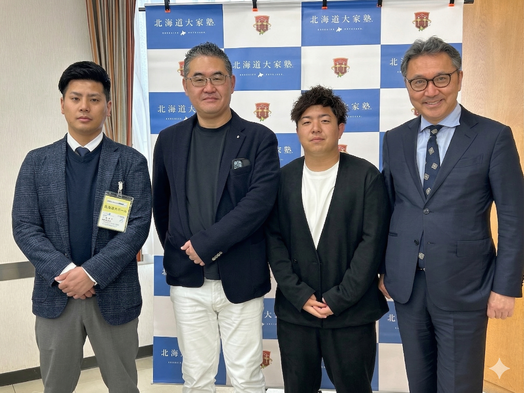 原田塾長と講師の菅井さん、小濱さん、三橋さん
