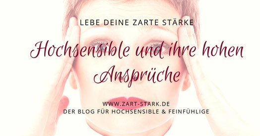 Foto einer Frau, die sich die Hände an die Schläfen hält