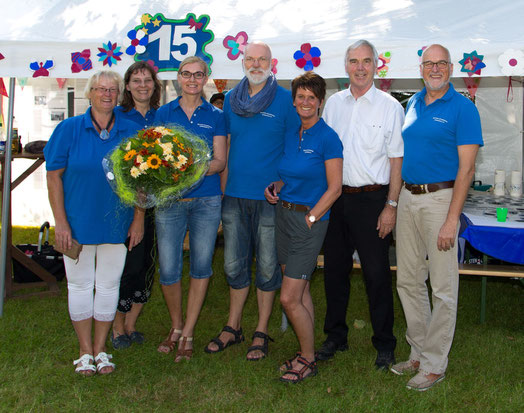 Bürgermeister Hans-Heinrich Barnick (2.v.re) gratulierte dem Mitarbeiterteam der Betreuten Grundschule 