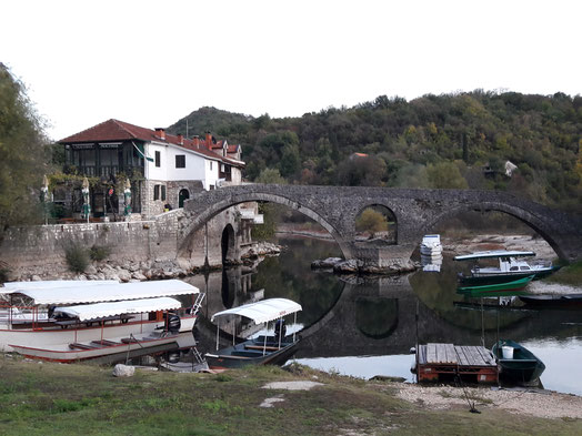 Rijeka Crnojevic village lac Skadar