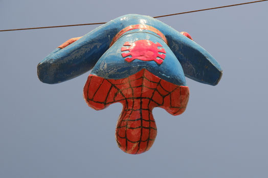 Fotografiewelten, Comic, Marburg, Spidermann,Himmel, Über Kopf, Spinnfaden, 