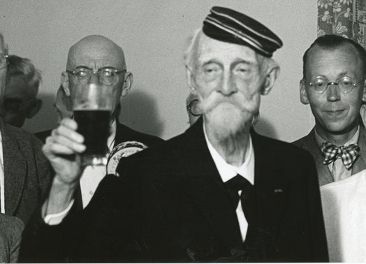 Wie aus der ,Feuerzangenbowle': 1947 Prof. Felix Hase im Freudiger - Sammlung Stoffers (Münsterländische Bank - Stadtarchiv)