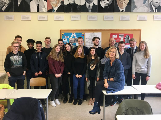 Diskussion über Armut mit Schülern vom Schlaun Gymnasium