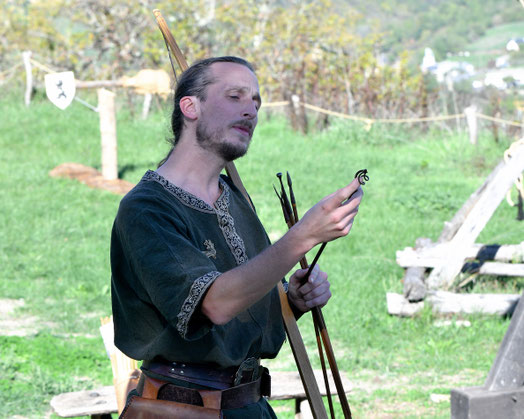 Tim en démonstration d'archerie, Calmont d'olt, Espalion, Aveyron