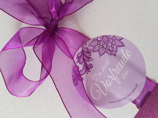 Vorfreude freie Traurednerin Nicole Decker-Paxton Hochzeitrednerin mit Purpurmagie