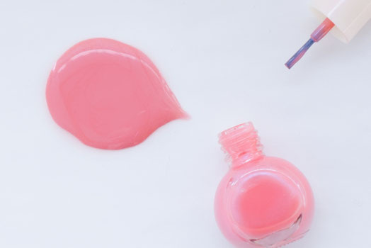 ピンク色のマニキュア液と瓶。