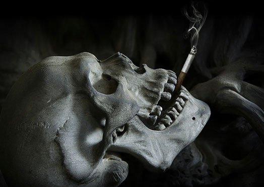 Esqueleto con un cigarro