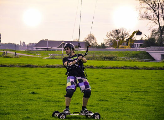 Powerkiten , Flyboarden , Kitesurfen , Michaël's Kiteschool , Michaels-kiteschool.nl , Michaël Meenderink , vliegeren