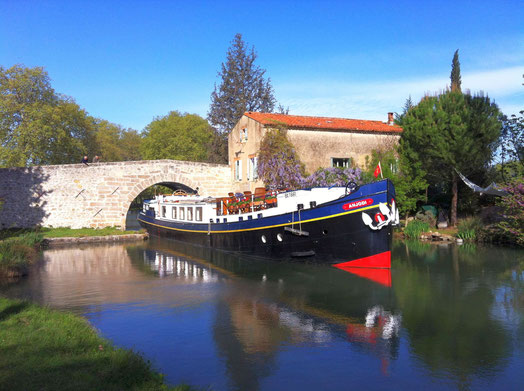 Barge "Anjodi" unter einer Brücke ©European Waterways