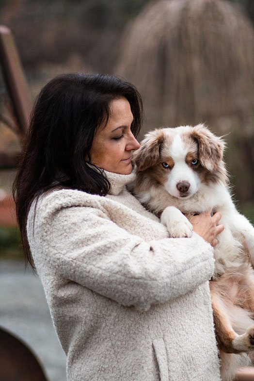 Silke Löffler mit Mini-Aussie-Rüde Oli aus einer Aussie Zucht