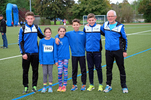 die erfolgreiche Läufergruppe der DJK: Tim, Frieda, Juli, Christian, Finn u. Lauftrainer Gunter