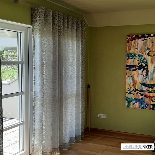 Moderner Wellenvorhang an großem Fenster in einem Wohnzimmer in Gelnhausen