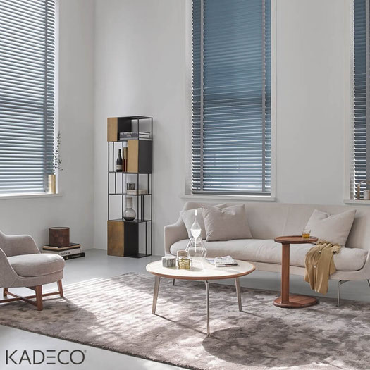 jalousie-wohnzimmer-blaue-kadeco-aluminium-jalousie-lamellen-junker-langenselbold-gardinengeschaeft-nidderau 