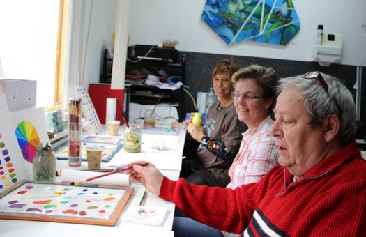 Bild aus dem Atelier, Malkurs, Farbe mischen, Farbklang, Ute Thalheim , Malschule, Umgang mit Farbe