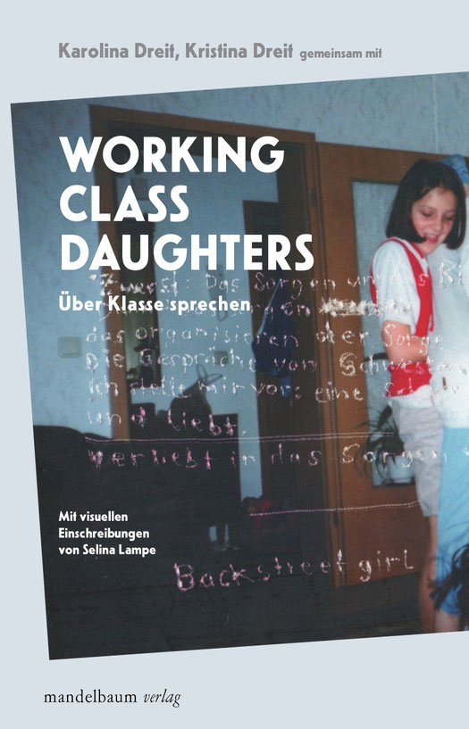Das Cover von "Working Class Daughters" zweigt zwei spielende Kinder. Das eine sützt das andere Kind beim Handstand. Auf dem Foto sind handschriftliche Notizen.