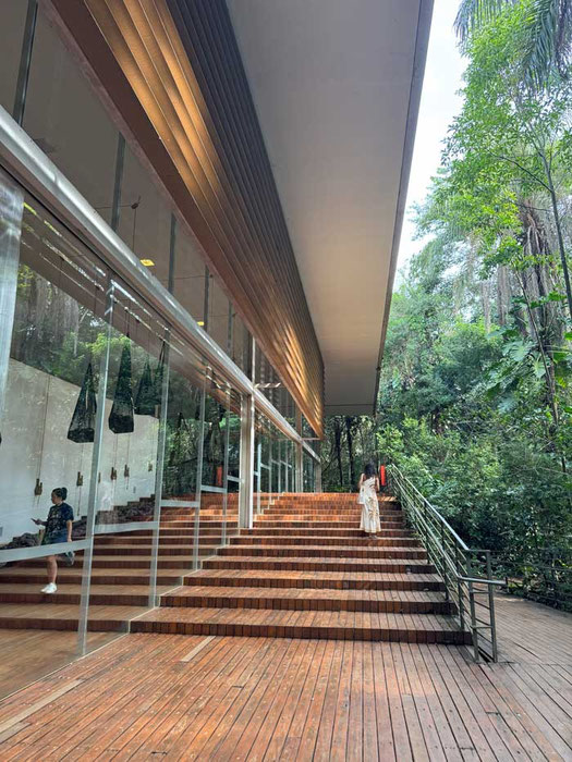 Tunga Pavillion im Wald, Inhotim Kunstpark, Minas Gerais, Brasilien