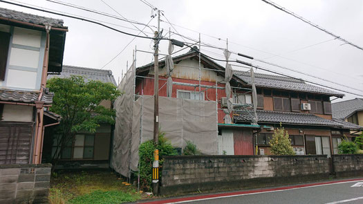 垂井町、関ヶ原町、養老町、大垣市、池田町、揖斐川町、外装改修工事中の雨樋・板金工事専門店。垂井町表佐で外装改修工事/足場組み作業中