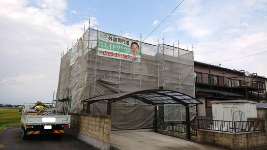 海津町、南濃町、平田町、養老町、輪之内町、羽島市、祖父江町、八開村、立田村、長島町、多度町、北勢町で外壁塗装工事中の外壁塗装工事専門店。海津町福岡で外壁塗装工事/足場組み作業中