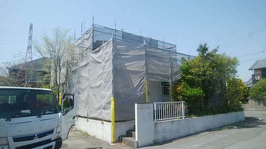 養老町、大垣市、平田町、南濃町、海津町、上石津町、輪之内町で屋根塗装カラーベスト塗装工事中の屋根塗装工事専門店。養老町大場で屋根カラーベスト塗装工事/足場組み作業中