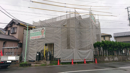 海津町、南濃町、平田町、養老町、輪之内町、羽島市、祖父江町、八開村、立田村、長島町、多度町、北勢町で外壁塗装工事中の外壁塗装工事専門店。南濃町境で外壁塗装工事/足場組み作業中