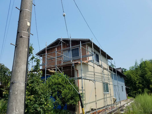 養老町、大垣市、平田町、南濃町、海津町、上石津町、輪之内町で波ポリカ・雨樋改修工事中の雨樋・板金工事専門店。養老町口ヶ島で波ﾎﾟﾘｶ・雨樋改修工事/足場組み作業中