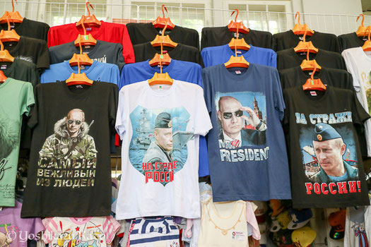 基本的にプーチン大統領はTシャツ上でも「英雄」として描かれている。