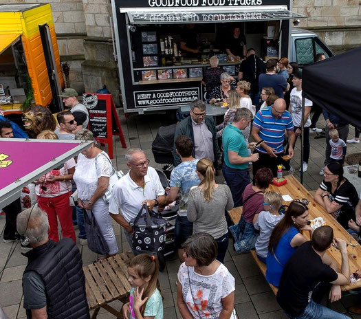 Viele Meschen vor GOODFOOD FOOD TRUCK beim Festival