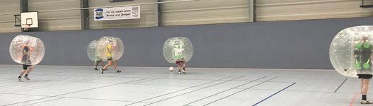 Kerlgesund: Richtige Kerle zeigten voller Einsatz beim Bubble Ball (Foto: Lang)