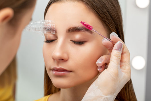 Wimpern formen und färben