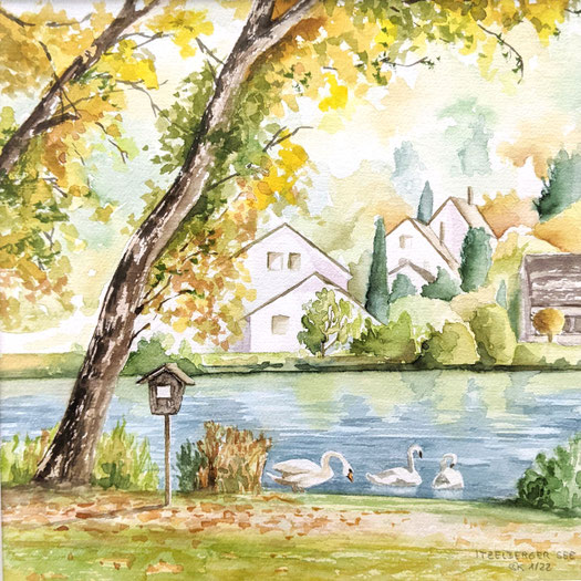 Aquarellbild "Itzelberger See": links hohe Bäume, rechts der blaue See mit drei Schwänen und im Hintergrund Häuser