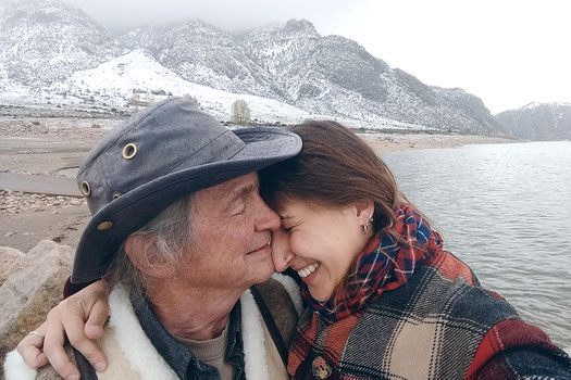 Sarah und Rand, Liebe mit Altersunterschied, Paare mit Altersunterschied, Fernbeziehung, Wo die Liebe hinfällt, 45 Jahre Altersunterschied, Sarah Bauer, Rand und Sarah