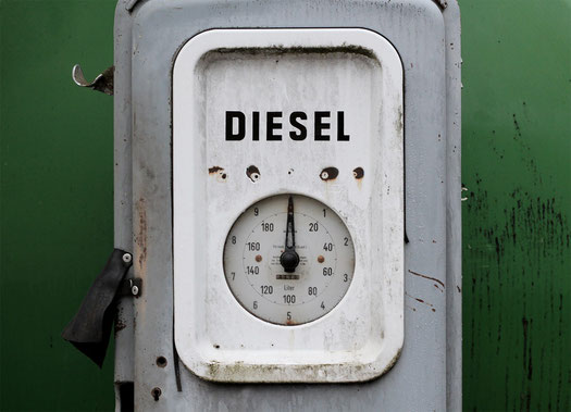 Abgasskandal: Kostenloser Checkup Ihres Diesel-Kaufvertrages - Dr. Michael Fingerhut - Rechtsanwalt / Rechtsberatung München - © motointermedia (pixabay.com)
