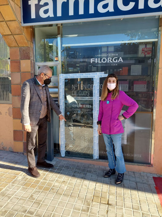 Ballester y la propietaria de la farmacia que sufrió el robo